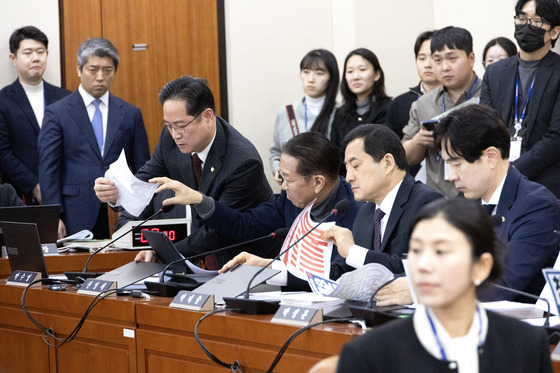 이혜훈 후보자 규탄 피켓 제거하는 국민의힘