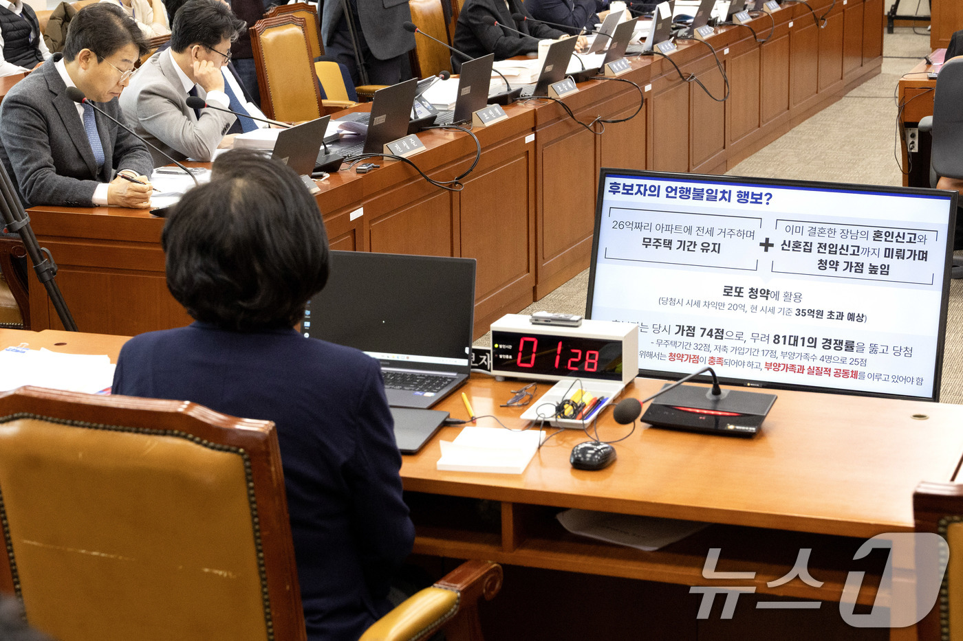 (서울=뉴스1) 이승배 기자 = 이혜훈 기획예산처 장관 후보자가 23일 서울 여의도 국회에서 열린 제431회국회(임시회) 재정경제기획위원회 인사청문회에 출석해 의원 질의를 듣고 있 …