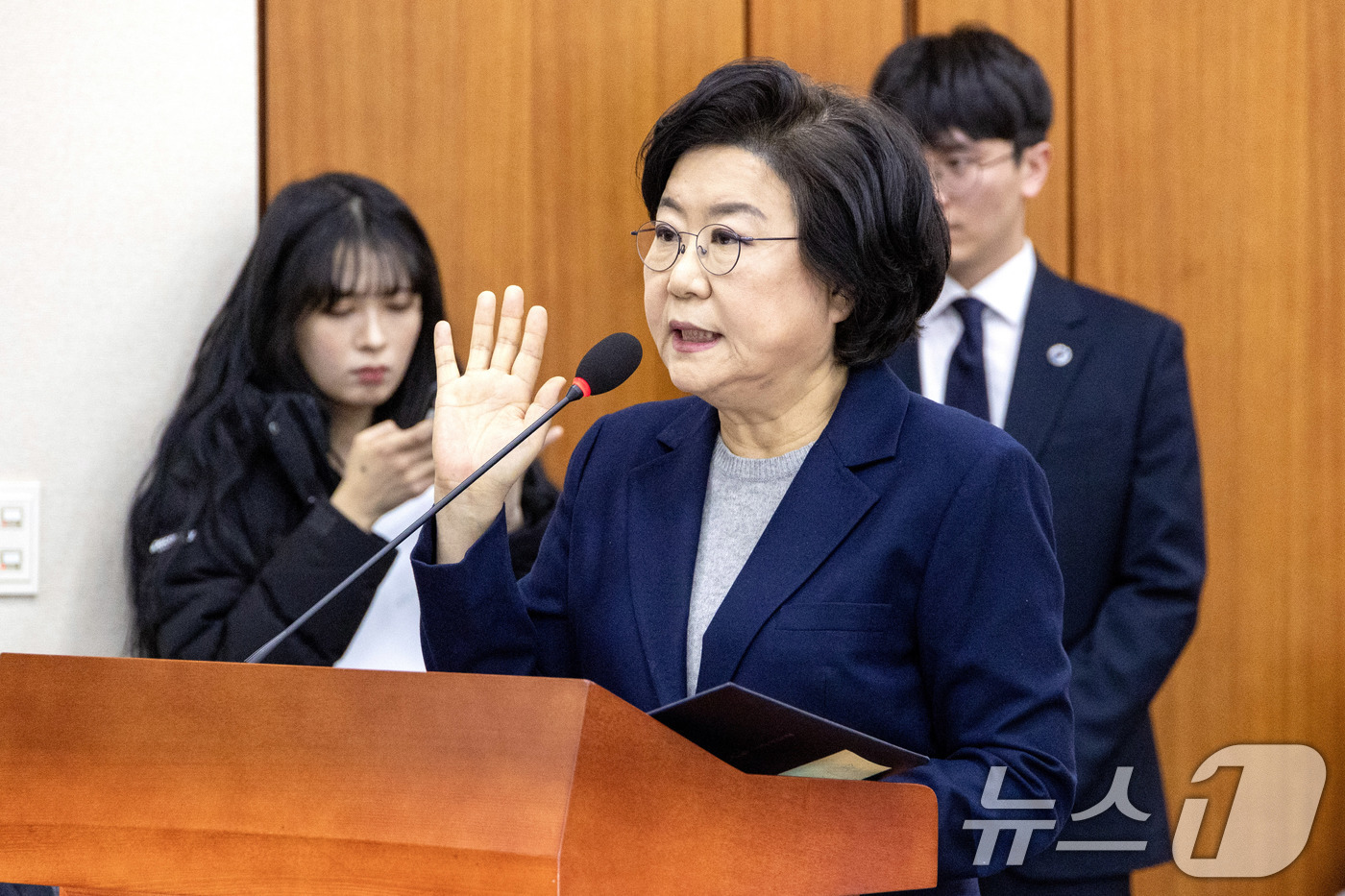 (서울=뉴스1) 이승배 기자 = 이혜훈 기획예산처 장관 후보자가 23일 서울 여의도 국회에서 열린 제431회국회(임시회) 재정경제기획위원회 인사청문회에 출석해 선서하고 있다. 20 …