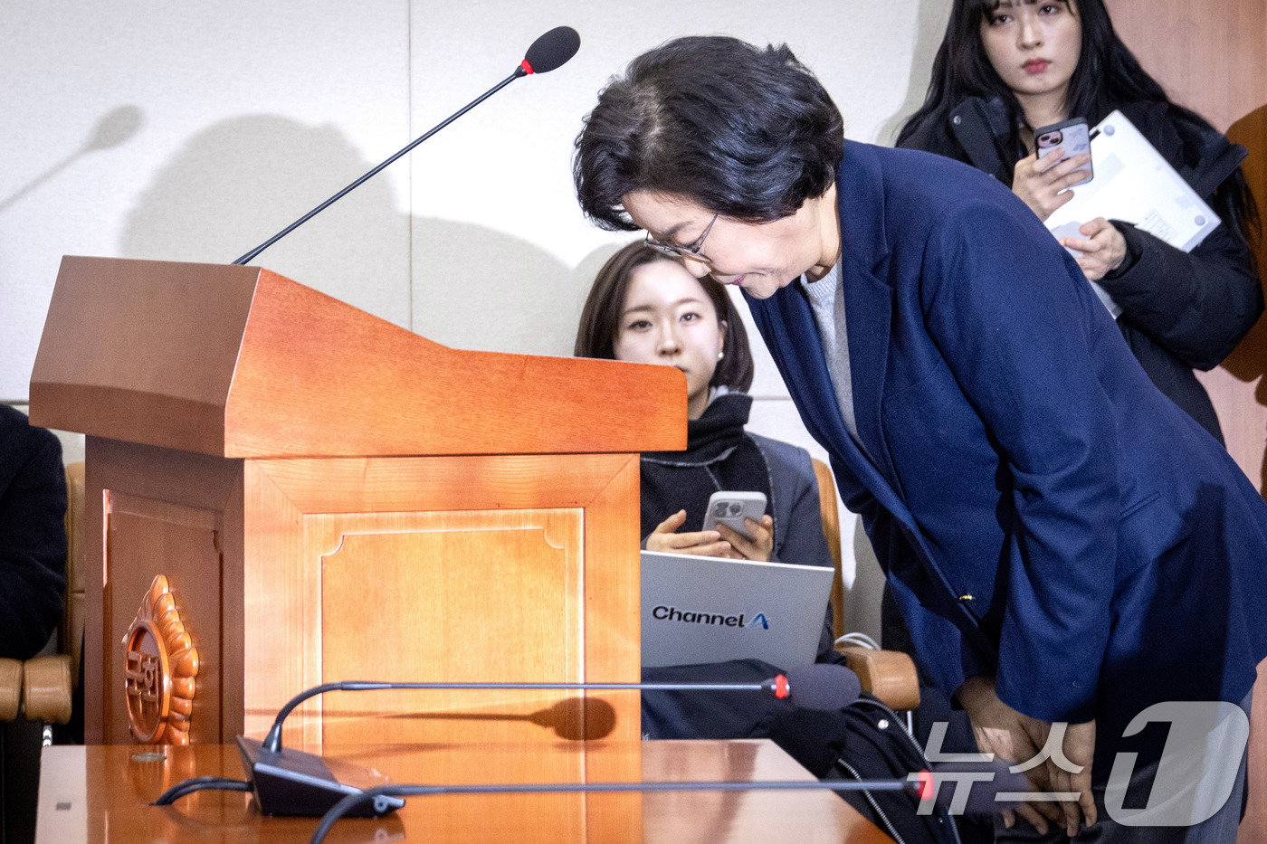 (서울=뉴스1) 이승배 기자 = 이혜훈 기획예산처 장관 후보자가 23일 서울 여의도 국회에서 열린 제431회국회(임시회) 재정경제기획위원회 인사청문회에 출석해 고개 숙여 인사하고 …