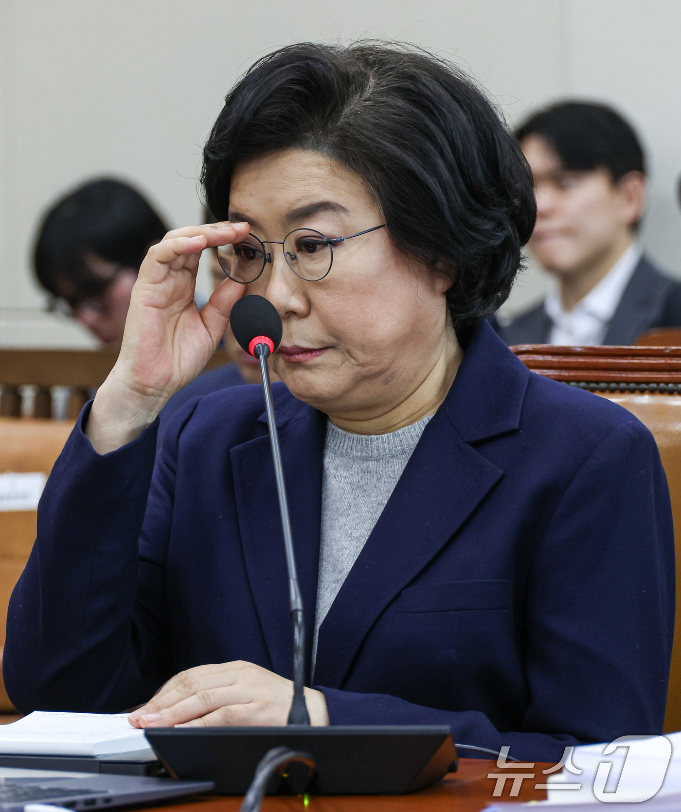 (서울=뉴스1) 국회사진기자단 = 이혜훈 기획예산처 장관 후보자가 23일 서울 여의도 국회에서 열린 인사청문회에 출석해 안경을 고쳐 쓰고 있다. 2026.1.23/뉴스1