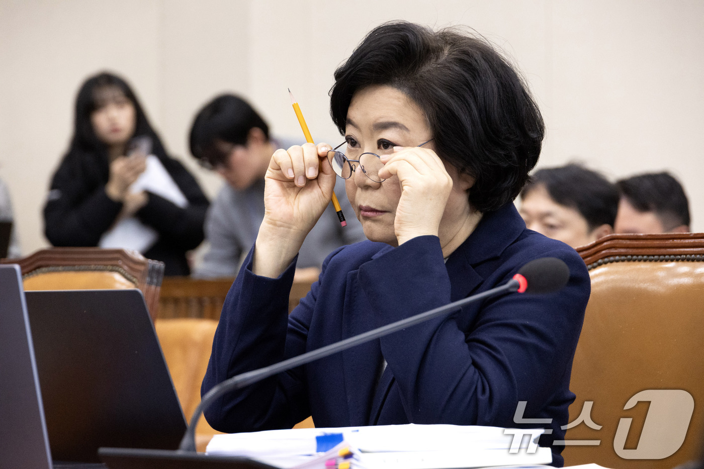 (서울=뉴스1) 이승배 기자 = 이혜훈 기획예산처 장관 후보자가 23일 서울 여의도 국회에서 열린 제431회국회(임시회) 재정경제기획위원회 인사청문회에 출석해 안경을 고쳐쓰고 있다 …