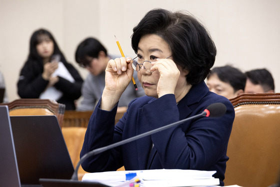 안경 고쳐쓰는 이혜훈 후보자