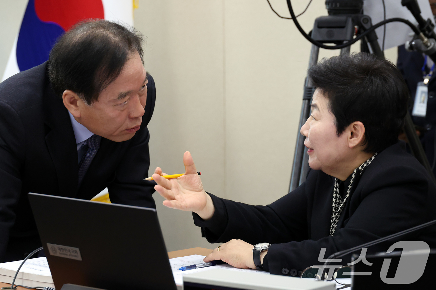 (서울=뉴스1) 국회사진기자단 = 임이자 국회 재정경제기획위원장과 더불어민주당 정태호(왼쪽) 간사가 23일 서울 여의도 국회에서 열린 이혜훈 기획예산처 장관 후보자 인사청문회에서 …