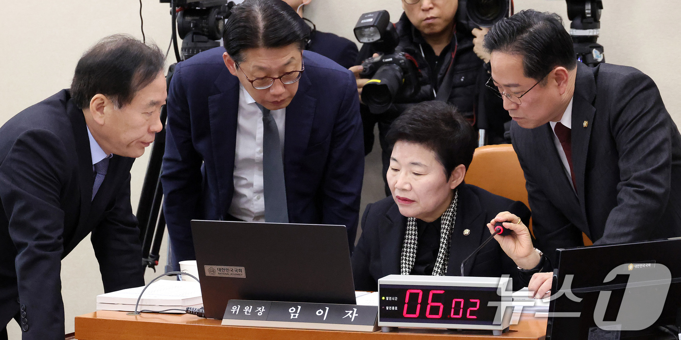 (서울=뉴스1) 국회사진기자단 = 임이자 국회 재정경제기획위원장과 여야 간사인 더불어민주당 정태호(왼쪽), 국민의힘 박수영(오른쪽) 의원이 23일 서울 여의도 국회에서 열린 이혜훈 …