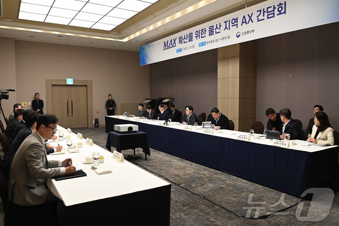 (서울=뉴스1) = 김정관 산업통상부 장관이 23일 롯데호텔 울산에서 열린 'M.AX 확산을 위한 울산 지역 AX 간담회'에서 인사말을 하고 있다. (산업통상부 제공. 재판매 및 …