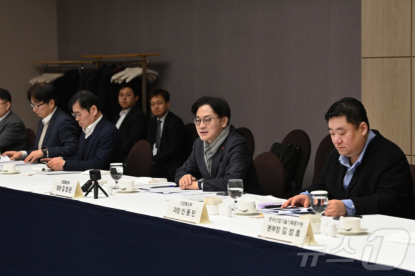 (서울=뉴스1) = 김정관 산업통상부 장관이 23일 롯데호텔 울산에서 열린 'M.AX 확산을 위한 울산 지역 AX 간담회'를 주재하고 있다. (산업통상부 제공. 재판매 및 DB 금 …