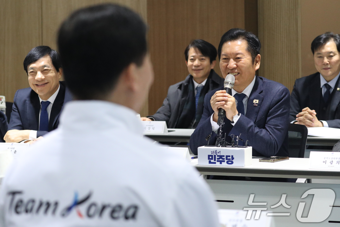 (진천=뉴스1) 김용빈 기자 = 정청래 더불어민주당 대표가 23일 충북 진천국가대표선수촌에서 열린 국가대표지도자 간담회에서 인사말을 하고 있다. 2026.1.23/뉴스1