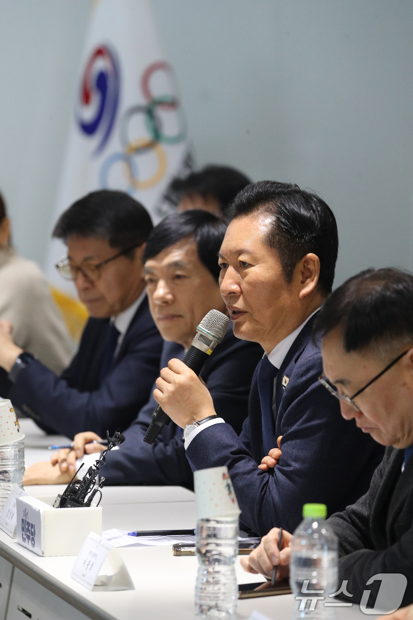 (진천=뉴스1) 김용빈 기자 = 정청래 더불어민주당 대표가 23일 충북 진천국가대표선수촌에서 열린 국가대표지도자 간담회에서 인사말을 하고 있다. 2026.1.23/뉴스1