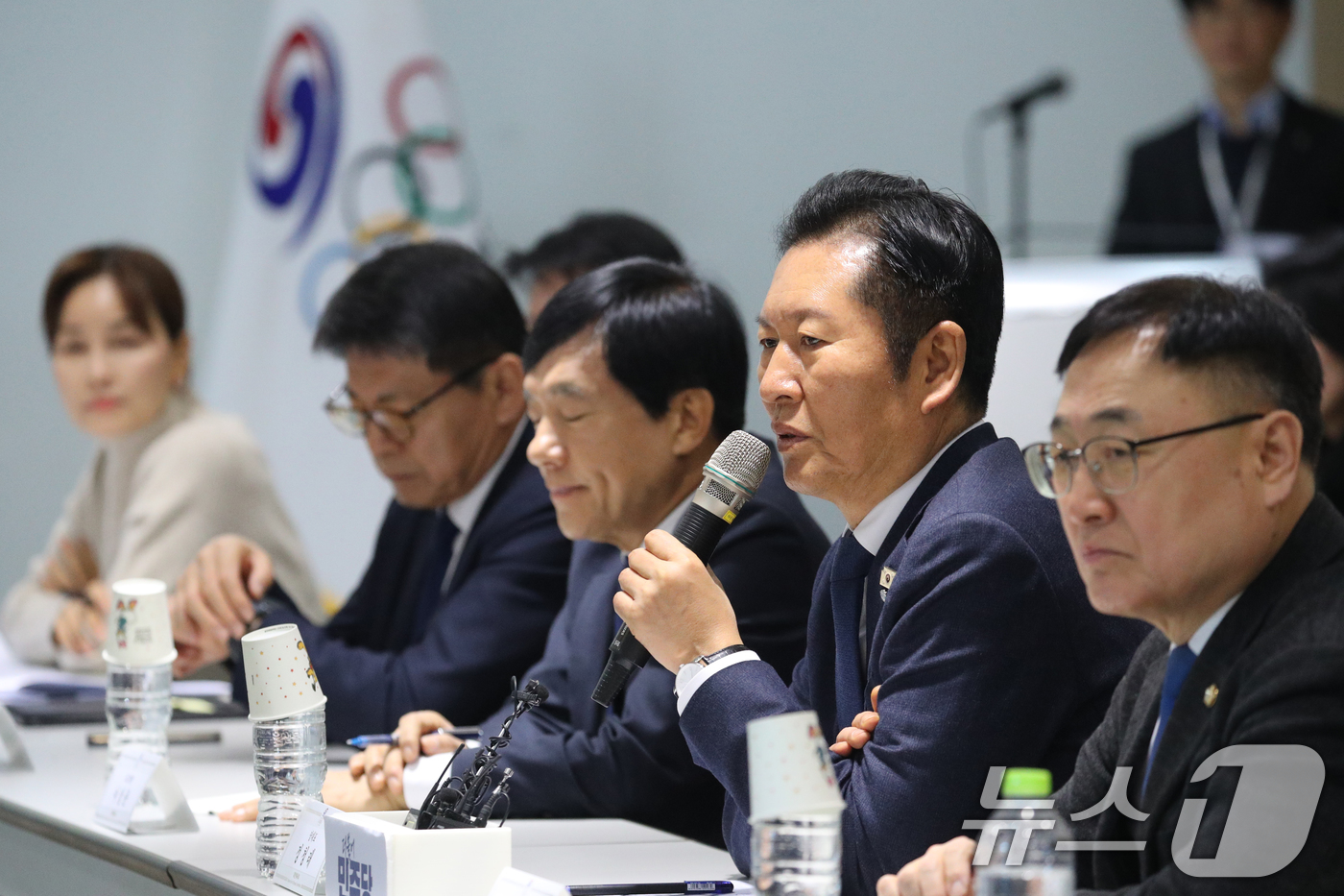 (진천=뉴스1) 김용빈 기자 = 정청래 더불어민주당 대표가 23일 충북 진천국가대표선수촌에서 열린 국가대표지도자 간담회에서 인사말을 하고 있다. 2026.1.23/뉴스1