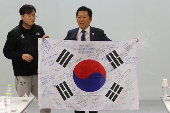 지도자 사인담긴 태극기 선물받은 정청래