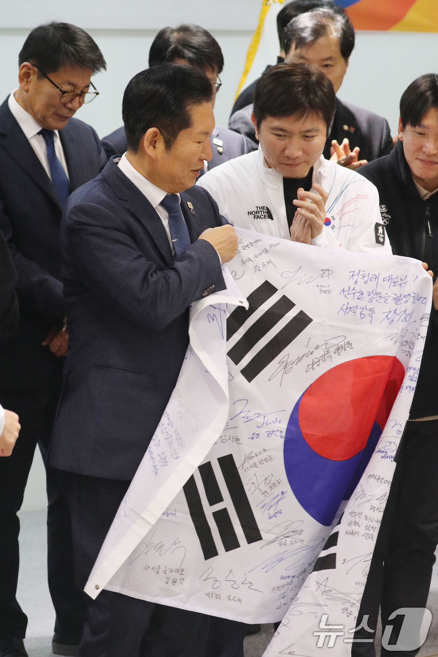 (진천=뉴스1) 김용빈 기자 = 정청래 더불어민주당 대표가 23일 충북 진천국가대표선수촌에서 국가대표지도자 간담회에서 지도자 사인이 담긴 태극기를 선물받고 있다. 2026.1.23 …