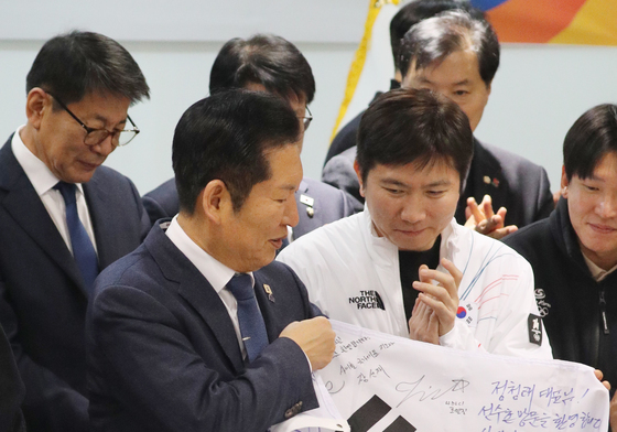 태극기 선물받은 정청래