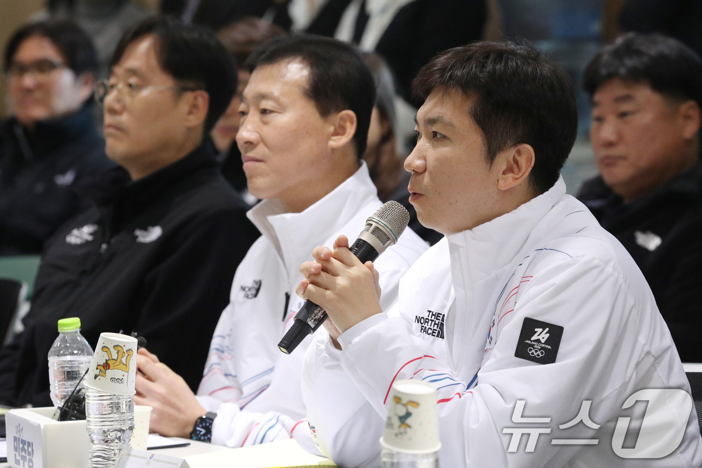 (진천=뉴스1) 김용빈 기자 = 유승민 대한체육회장이 23일 충북 진천국가대표선수촌에서 열린 더불어민주당과 국가대표지도자 간담회에서 인사말을 하고 있다. 2026.1.23/뉴스1