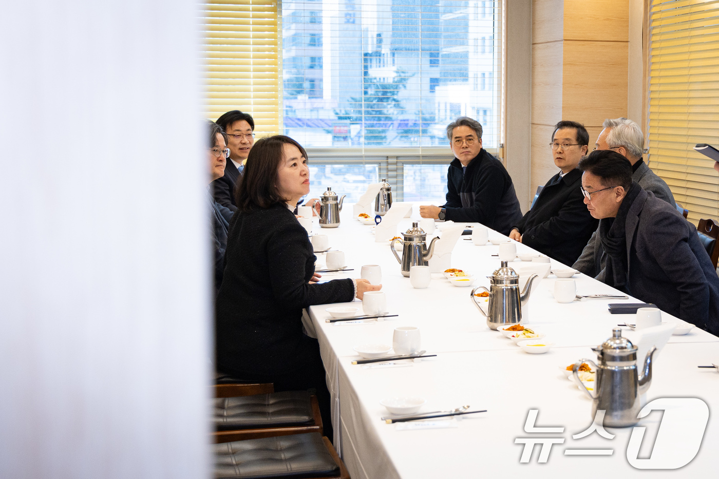 (서울=뉴스1) 유승관 기자 = 더불어민주당 초선의원 모임인 '더민초' 의원들이 23일 서울 여의도 한 식당에서 정청래 대표의 조국혁신당 합당 추진 등과 관련해 오찬 회동을 하고 …