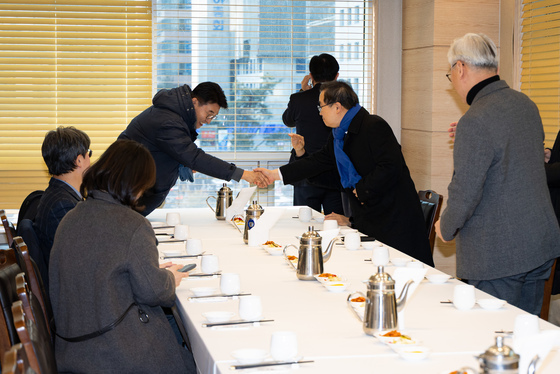 오찬 회동하는 민주당 초선 의원들 '조국혁신당 합당 등 현안 논의'