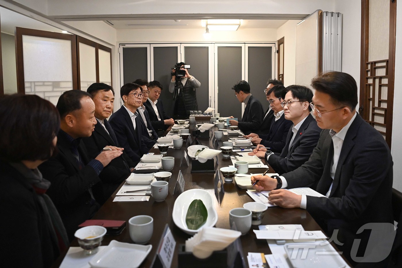 (서울=뉴스1) = 김정관 산업통상부 장관이 23일 오전 울산 남구 모 한식당에서 열린 '자동차 부품 협력사 간담회'에서 참석자의 발언을 경청하고 있다. (산업통상부 제공. 재판매 …