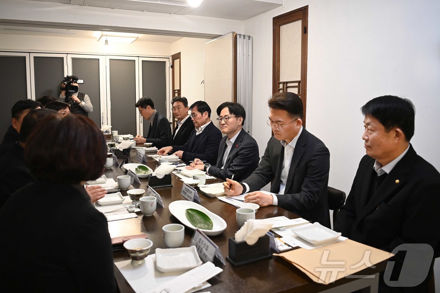 (서울=뉴스1) = 김정관 산업통상부 장관이 23일 오전 울산 남구 모 한식당에서 열린 '자동차 부품 협력사 간담회'에서 참석자의 발언을 경청하고 있다. (산업통상부 제공. 재판매 …