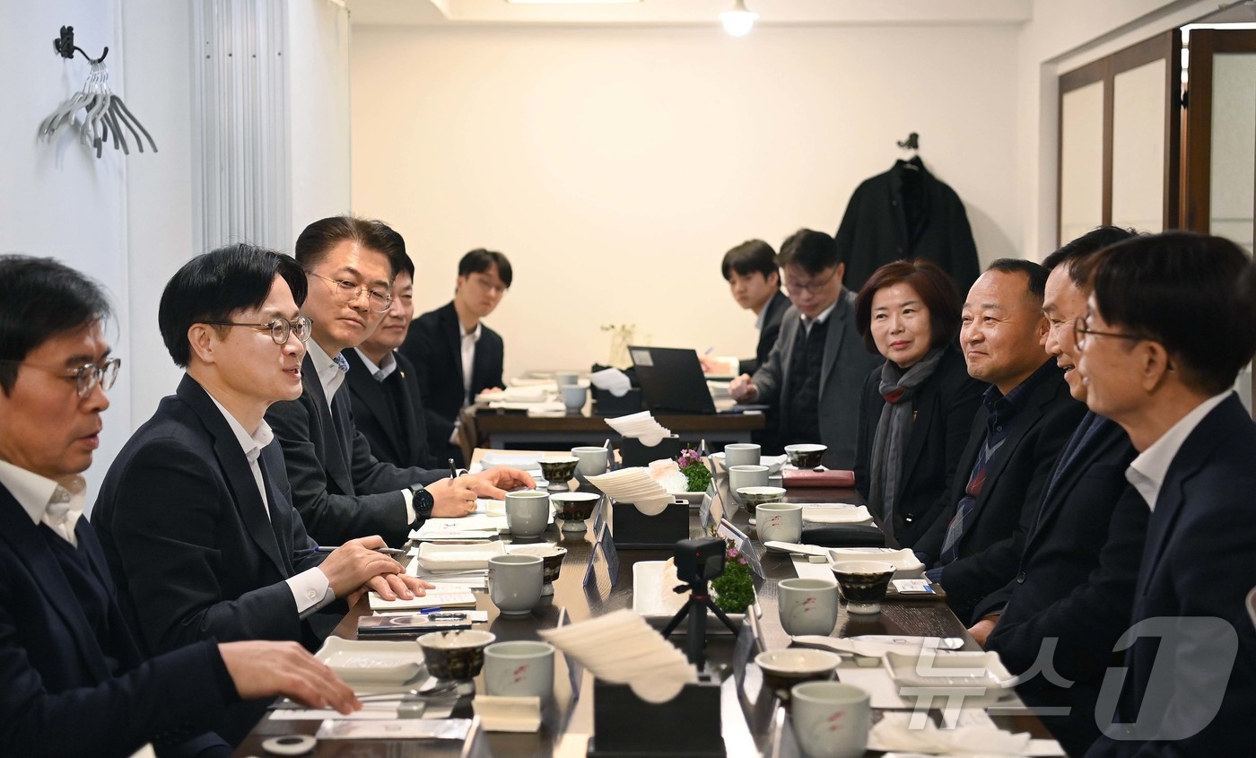 (서울=뉴스1) = 김정관 산업통상부 장관이 23일 오전 울산 남구 모 한식당에서 열린 '자동차 부품 협력사 간담회'에서 인사말을 하고 있다. (산업통상부 제공. 재판매 및 DB …