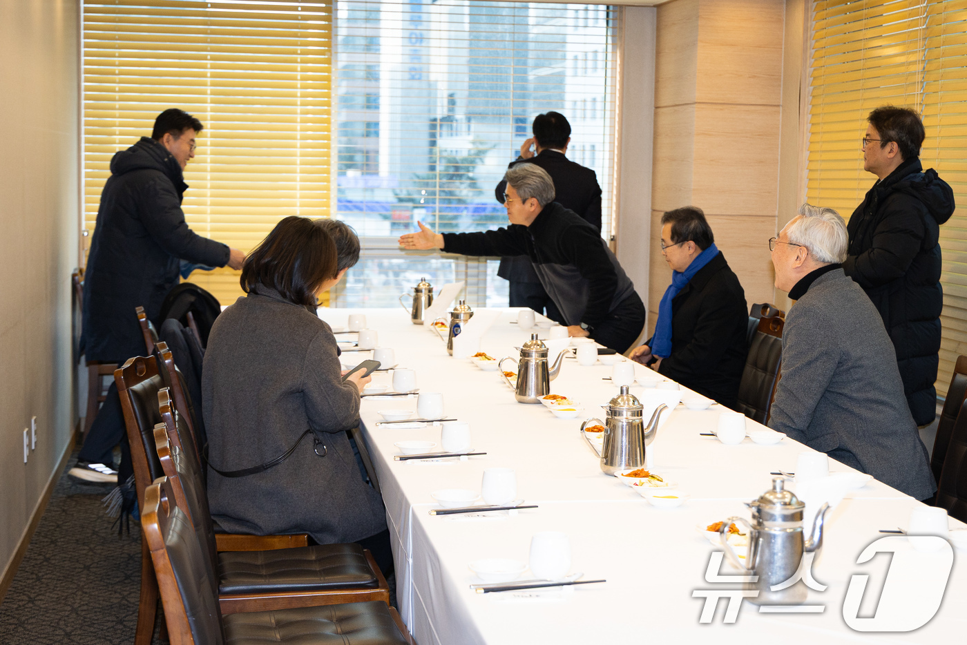 (서울=뉴스1) 유승관 기자 = 더불어민주당 초선의원 모임인 '더민초' 의원들이 23일 서울 여의도 한 식당에서 정청래 대표의 조국혁신당 합당 추진 등과 관련해 오찬 회동을 하고 …