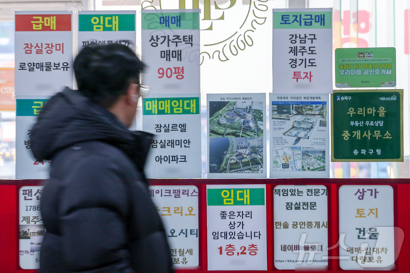 (서울=뉴스1) 김성진 기자 = 이재명 대통령이 오는 5월 9일 만료를 앞둔 '다주택자 양도소득세 중과 면제' 제도에 대해 기간 연장을 전혀 고려하지 않고 있다고 밝힌 23일 서울 …