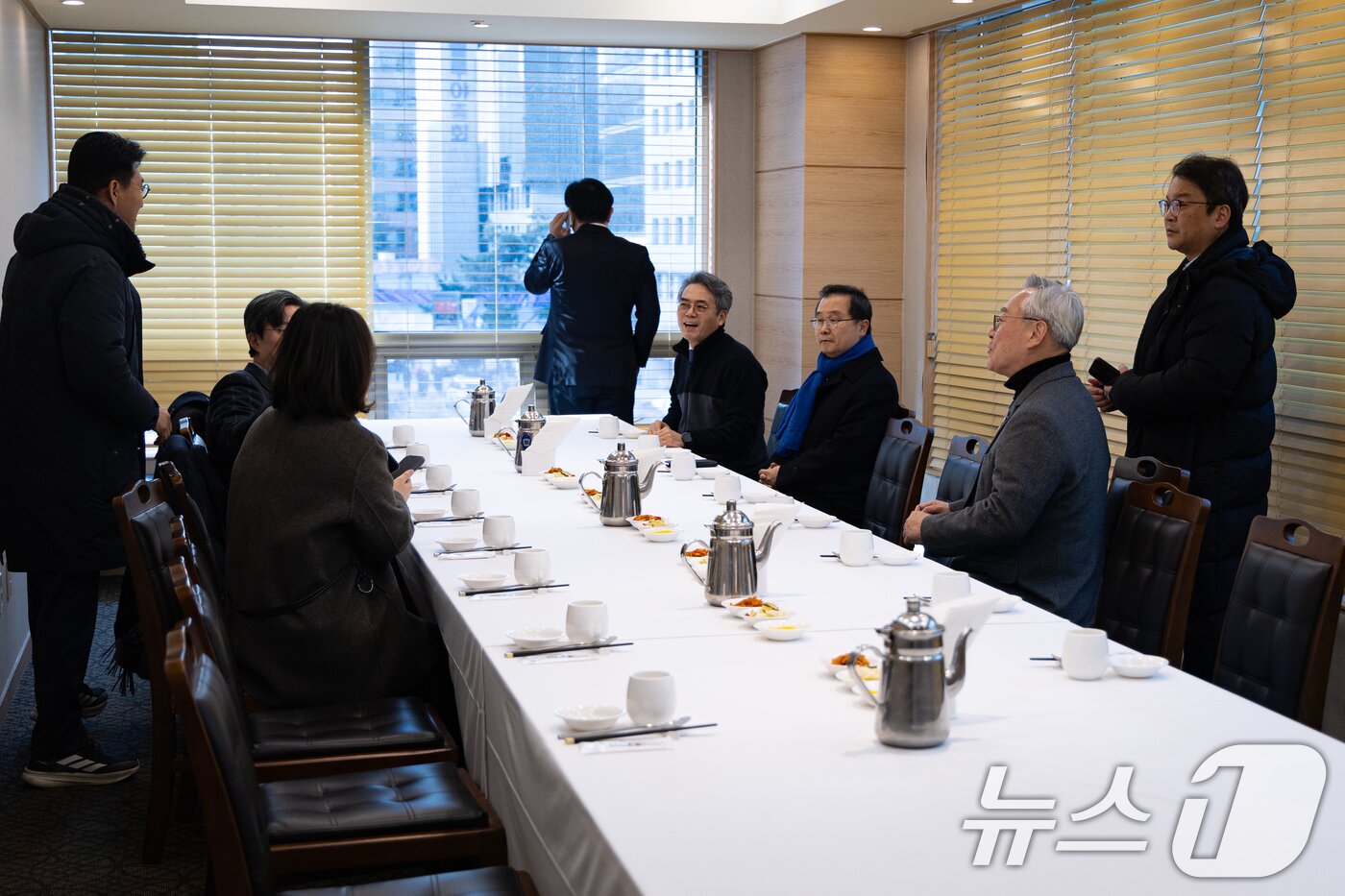 본문 이미지 - 더불어민주당 초선의원 모임인 '더민초' 의원들이 23일 서울 여의도 한 식당에서 정청래 대표의 조국혁신당 합당 추진 등과 관련해 오찬 회동을 하고 있다. 2026.1.23/뉴스1 ⓒ News1 유승관 기자