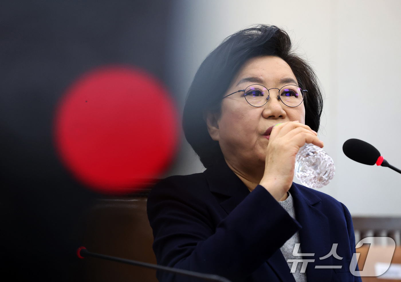 (서울=뉴스1) 국회사진기자단 = 이혜훈 기획예산처 장관 후보자가 23일 서울 여의도 국회에서 열린 제431회국회(임시회) 재정경제기획위원회 인사청문회에 출석해 물을 마시고 있다. …