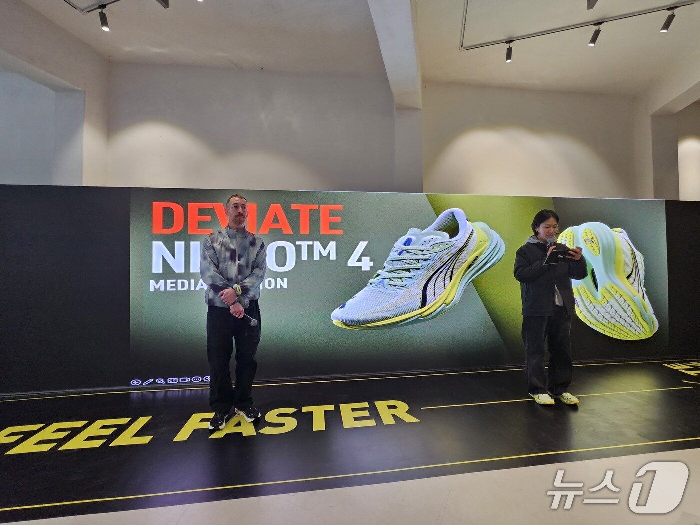 본문 이미지 - 푸마(PUMA)가 23일 서울 성동구 일대에서 '푸마 디비에이트 나이트로 4 론칭 기념 쇼케이스'를 개최했다. 데미언 페리 푸마(PUMA) 글로벌 러닝 PLM(왼쪽)과 장보경 푸마코리아 풋웨어 팀장.ⓒ 뉴스1/김진희 기자.