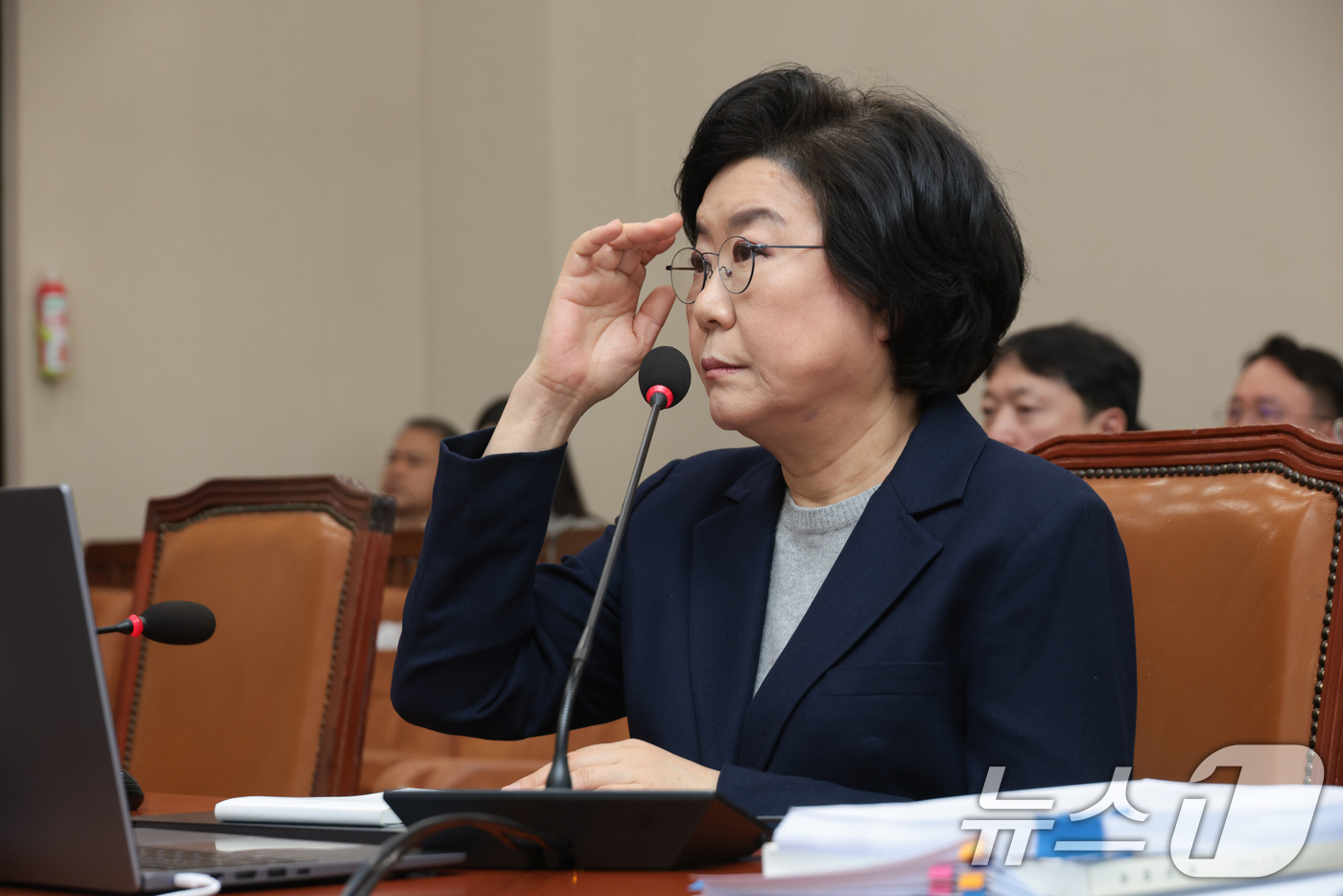 (서울=뉴스1) 국회사진기자단 = 이혜훈 기획예산처 장관 후보자가 23일 서울 여의도 국회에서 열린 인사청문회에 출석해 안경을 고쳐 쓰고 있다. 2026.1.23/뉴스1