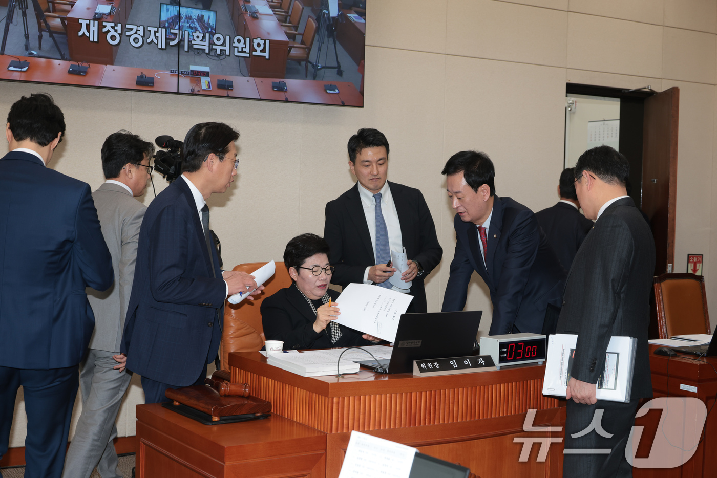 (서울=뉴스1) 국회사진기자단 = 23일 서울 여의도 국회 재정경제기획위원회에서 열린 이혜훈 기획예산처 장관 후보자에 대한 인사청문회 오전 질의가 끝나자 최은석 국민의힘 의원(오른 …