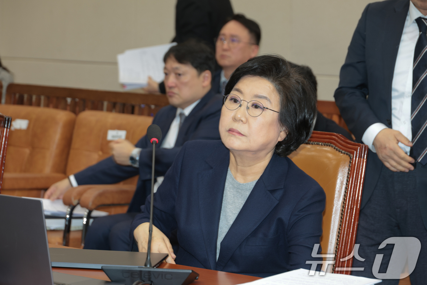 (서울=뉴스1) 국회사진기자단 = 23일 국회 재정경제기획위원회에서 열린 이혜훈 기획예산처 장관 후보자에 대한 인사청문회 오전 질의가 끝나자 이 후보자가 자리를 떠나고 있다.  2 …