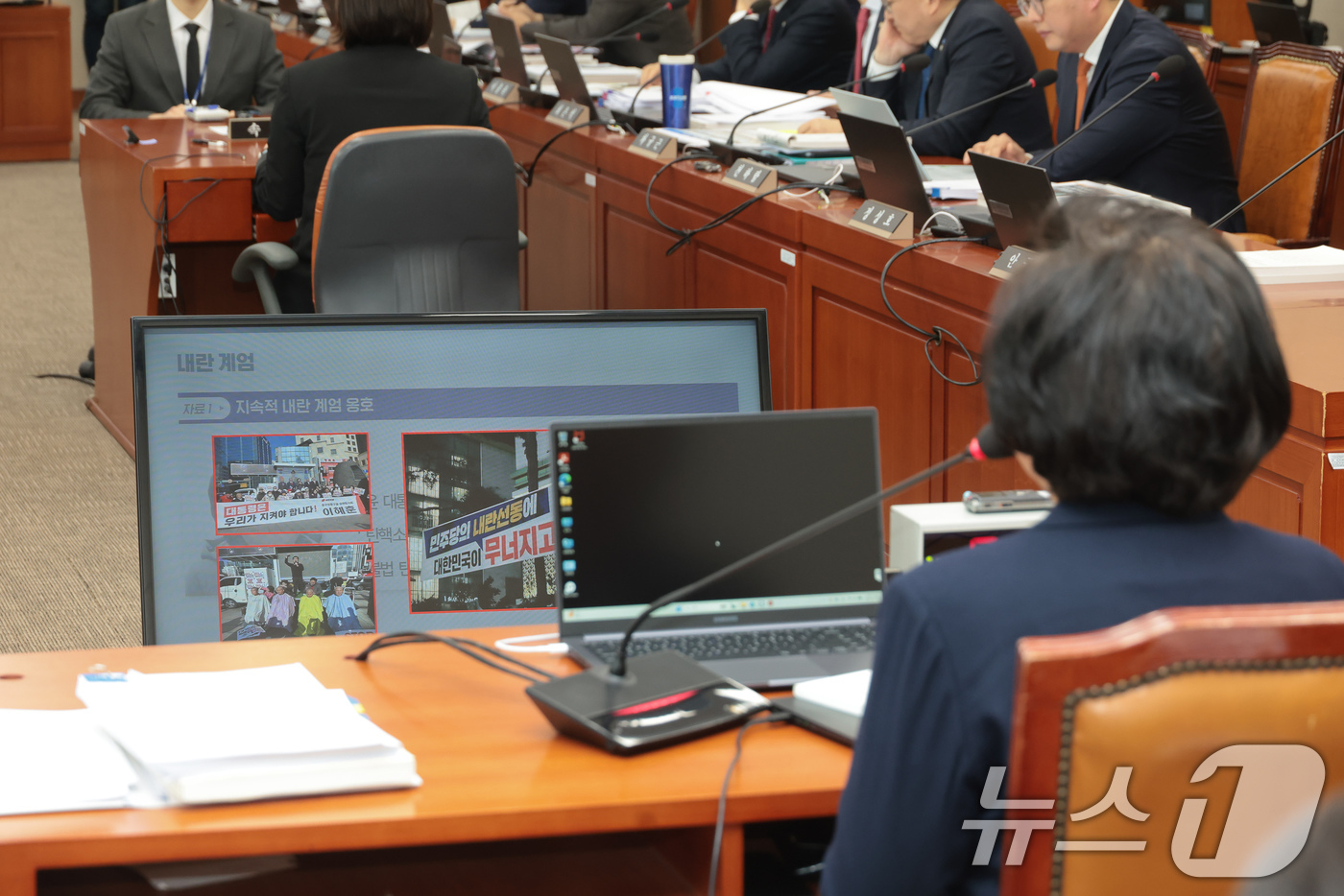 (서울=뉴스1) 국회사진기자단 = 이혜훈 기획예산처 장관 후보자가 23일 서울 여의도 국회에서 열린 인사청문회에서 '내란, 계엄' 옹호 관련 질의 자료를 바라보고 있다. 2026. …