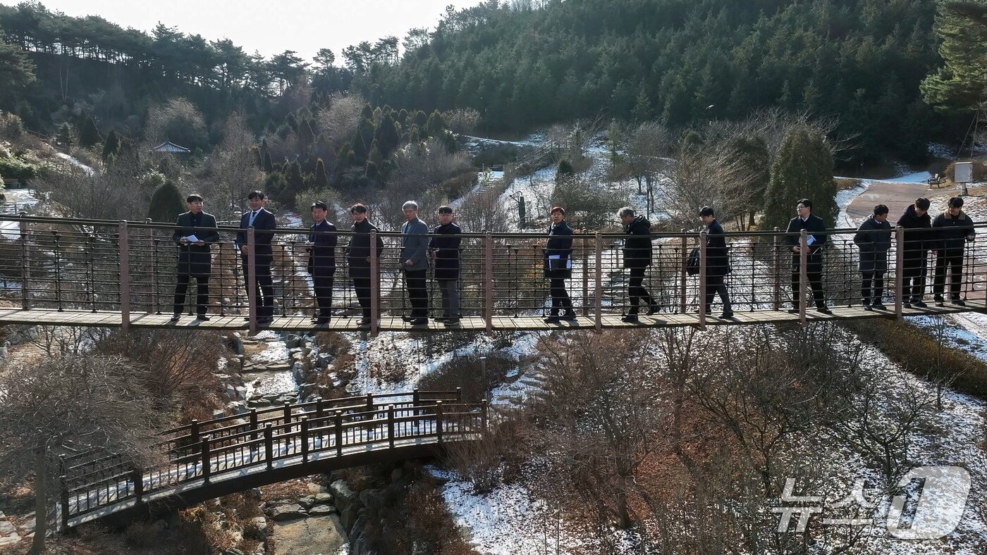 본문 이미지 - 현판식 관계자들이 삼선산수목원 현장을 둘러보고 있다.(당진시 제공. 재판매 및 DB금지)2026.1.23/뉴스1