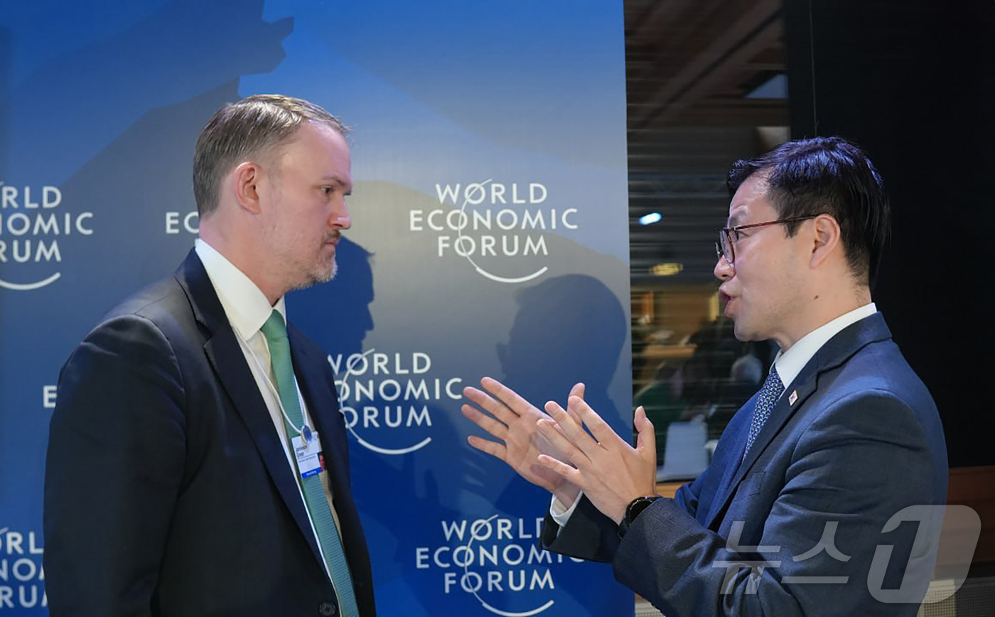 (서울=뉴스1) = 여한구 산업통상부 통상교섭본부장이 22일(현지시간) 스위스 다보스에서 열린 '2026 세계경제포럼 연차회의'에서 제이미슨 그리어 미국 무역대표부(USTR) 대표 …