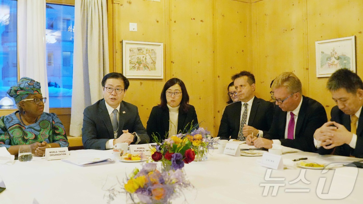 (서울=뉴스1) = 여한구 산업통상부 통상교섭본부장이 22일(현지시간) 스위스 다보스 발두스 호텔에서 열린 투자원활화협정 회의를 주재하고 있다. (산업통상부 제공. 재판매 및 DB …