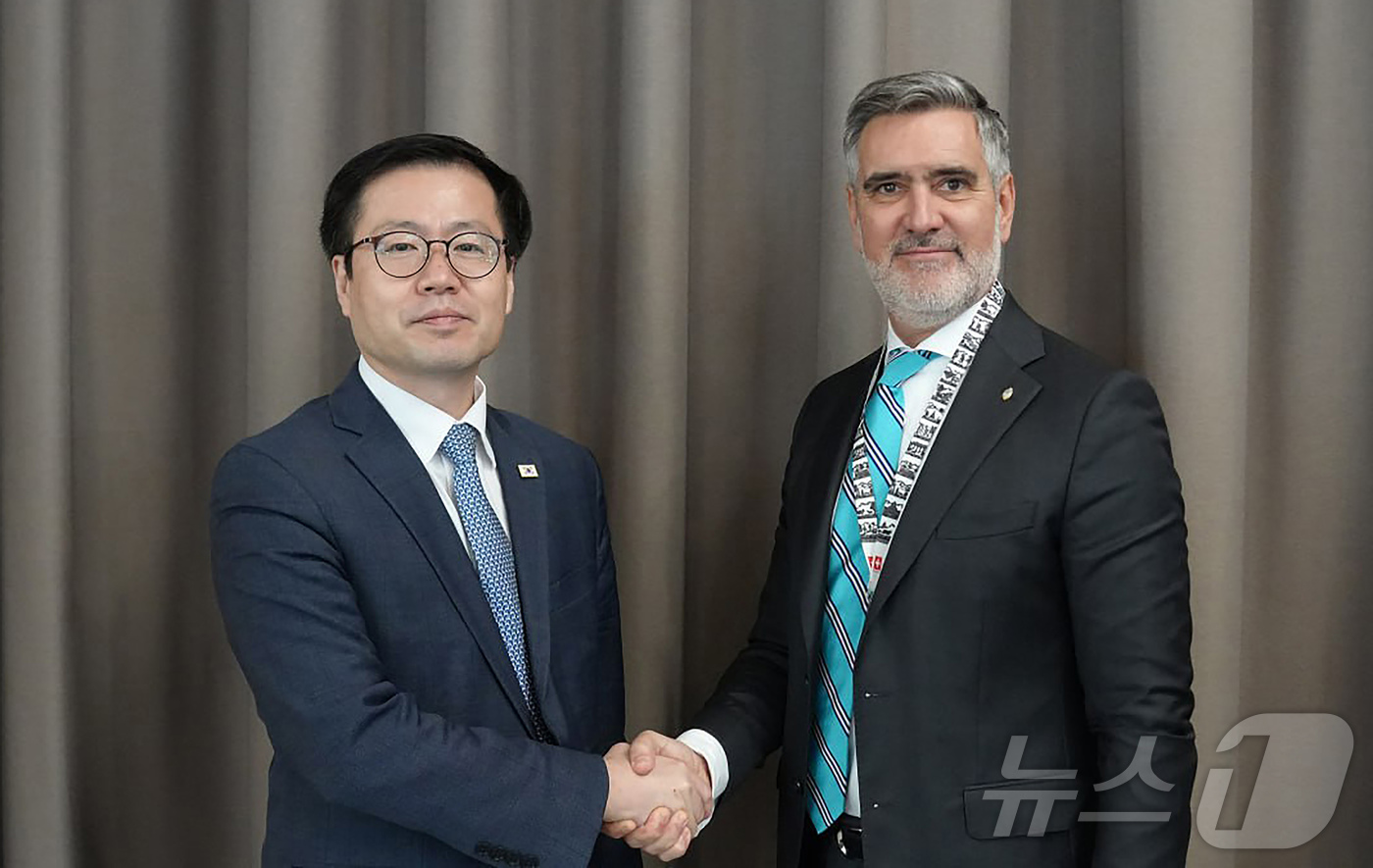 (서울=뉴스1) = 여한구 산업통상부 통상교섭본부장이 22일(현지시간) 스위스 다보스에서 열린 'WTO 비공식 통상장관 회의'에서 페르난도 브룬 아르헨티나 외교부 차관과 면담 후 …