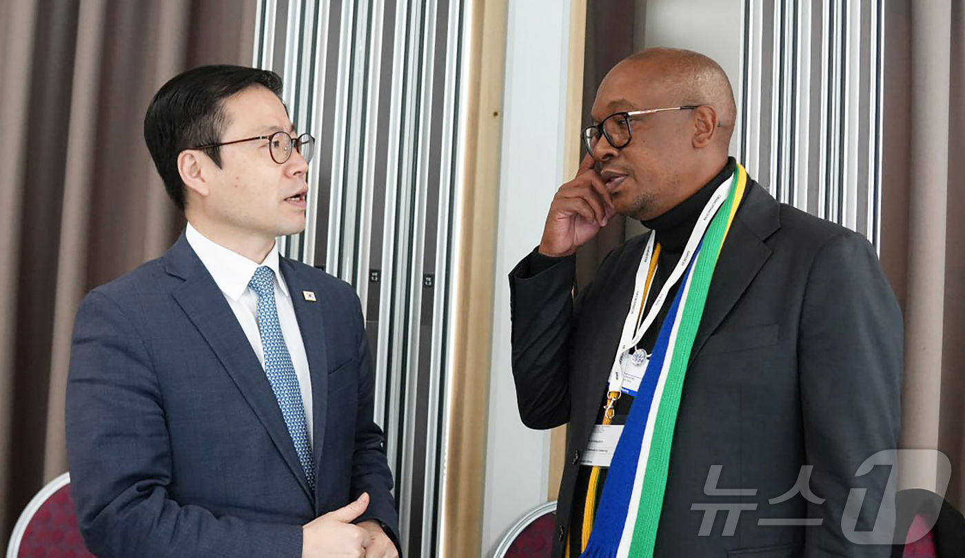 (서울=뉴스1) = 여한구 산업통상부 통상교섭본부장이 22일(현지시간) 스위스 다보스에서 열린 'WTO 비공식 통상장관 회의'에서 타우 파크스 남아프리카 공화국 통상장관과 면담을 …