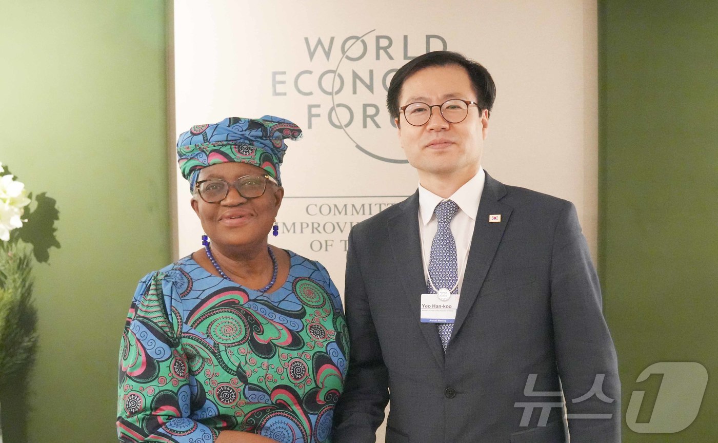 (서울=뉴스1) = 여한구 산업통상부 통상교섭본부장이 22일(현지시간) 스위스 다보스 Congress Centre에서 응고지 오콘조-이웰라 WTO 사무총장과 면담 후 기념촬영을 하 …