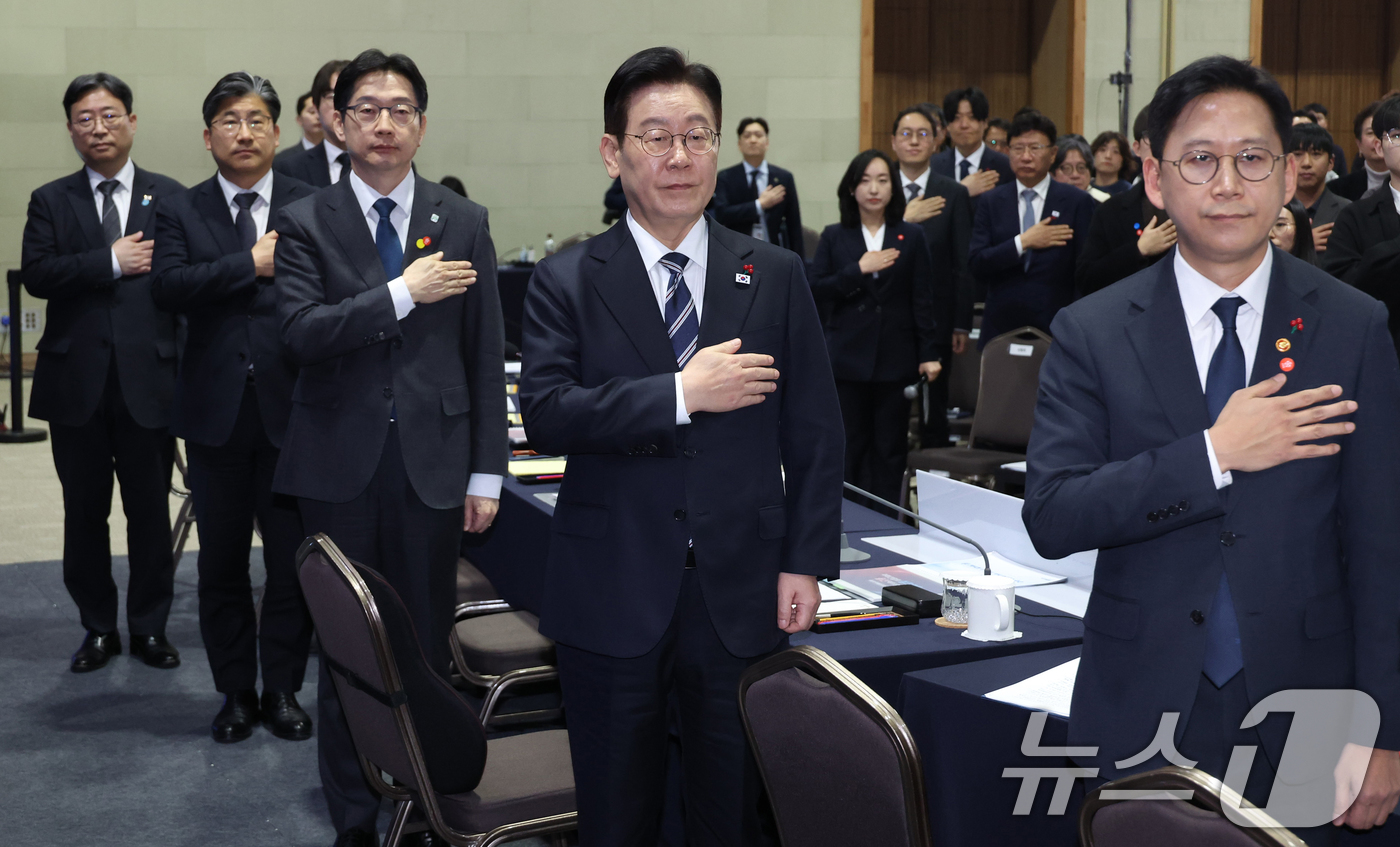 (울산=뉴스1) 허경 기자 = 이재명 대통령이 23일 울산전시컨벤션센터에서 열린 '울산의 마음을 듣다' 타운홀 미팅에서 국민의례를 하고 있다.  2026.1.23/뉴스1