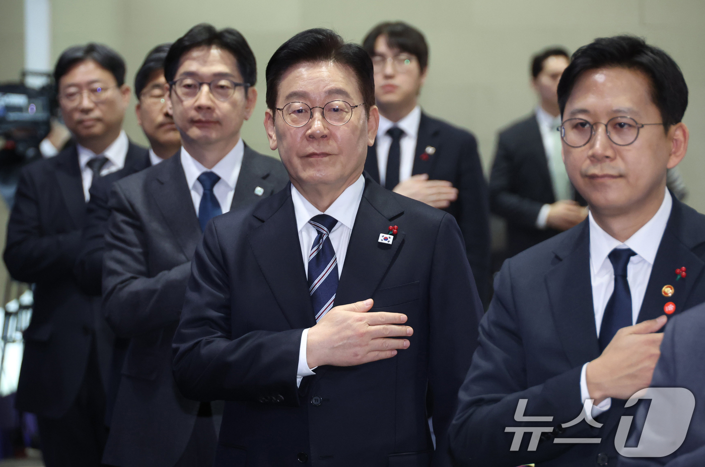 (울산=뉴스1) 허경 기자 = 이재명 대통령이 23일 울산전시컨벤션센터에서 열린 '울산의 마음을 듣다' 타운홀 미팅에서 국민의례를 하고 있다.  2026.1.23/뉴스1