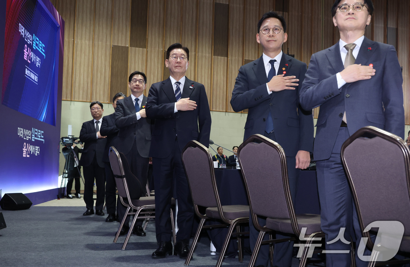 (울산=뉴스1) 허경 기자 = 이재명 대통령이 23일 울산전시컨벤션센터에서 열린 '울산의 마음을 듣다' 타운홀 미팅에서 국민의례를 하고 있다.  2026.1.23/뉴스1