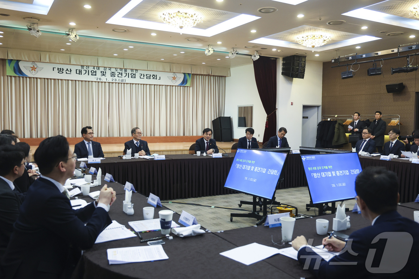 (서울=뉴스1) = 안규백 국방부 장관이 23일 국방컨벤션에서 열린 방산 대기업 및 중견기업 간담회에서 인사말을 하고 있다. (국방부 제공. 재판매 및 DB 금지) 2026.1.2 …