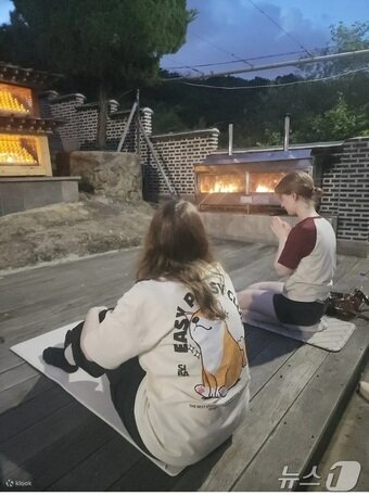 본문 이미지 - 인왕산에서 한국 무속 반나절 영적 가이드 투어를 참여하는 외국인 관광객들(클룩 제공)