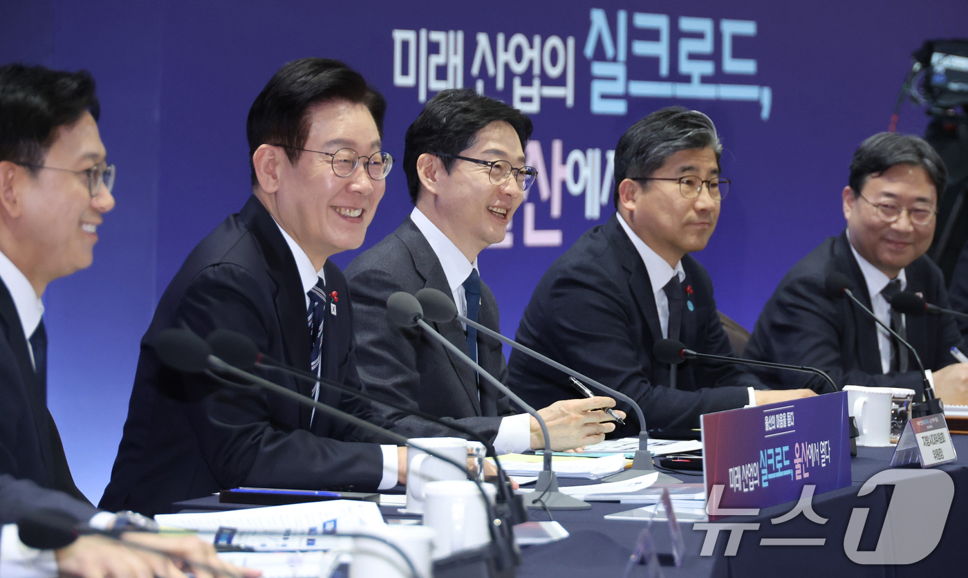 (울산=뉴스1) 허경 기자 = 이재명 대통령이 23일 울산전시컨벤션센터에서 열린 '울산의 마음을 듣다‘ 타운홀 미팅에서 발언하고 있다.  2026.1.23/뉴스1