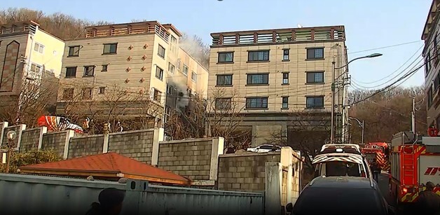 경북 김천 원룸 건물서 불…1명 심정지·7명 경상