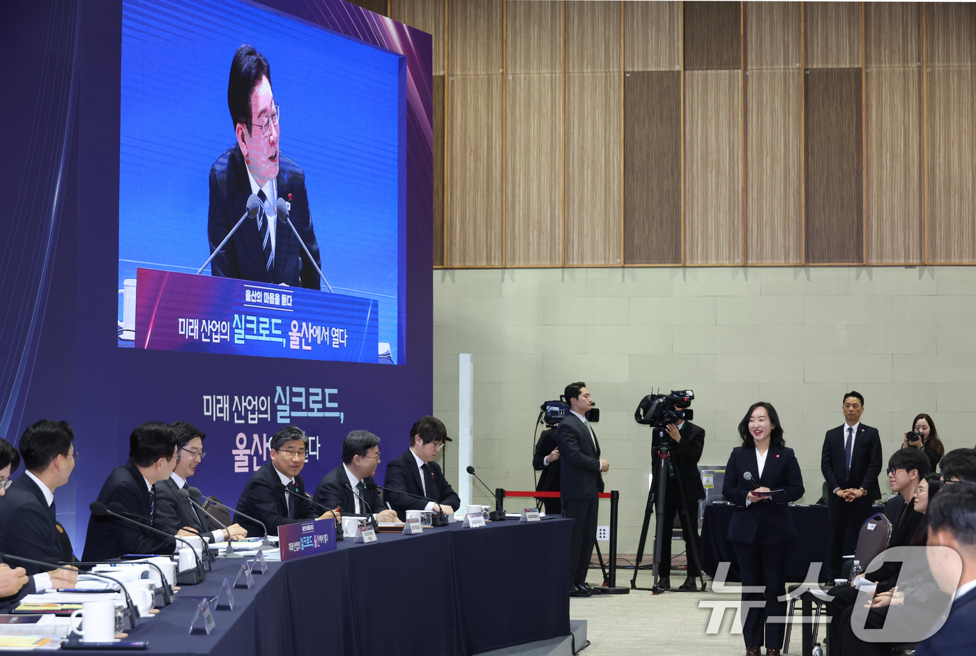 (울산=뉴스1) 허경 기자 = 이재명 대통령이 22일 울산전시컨벤션센터에서 열린 '울산의 마음을 듣다' 타운홀미팅 간담회에서 울산 출신인 전은수 부대변인을 소개하고 있다. 2026 …