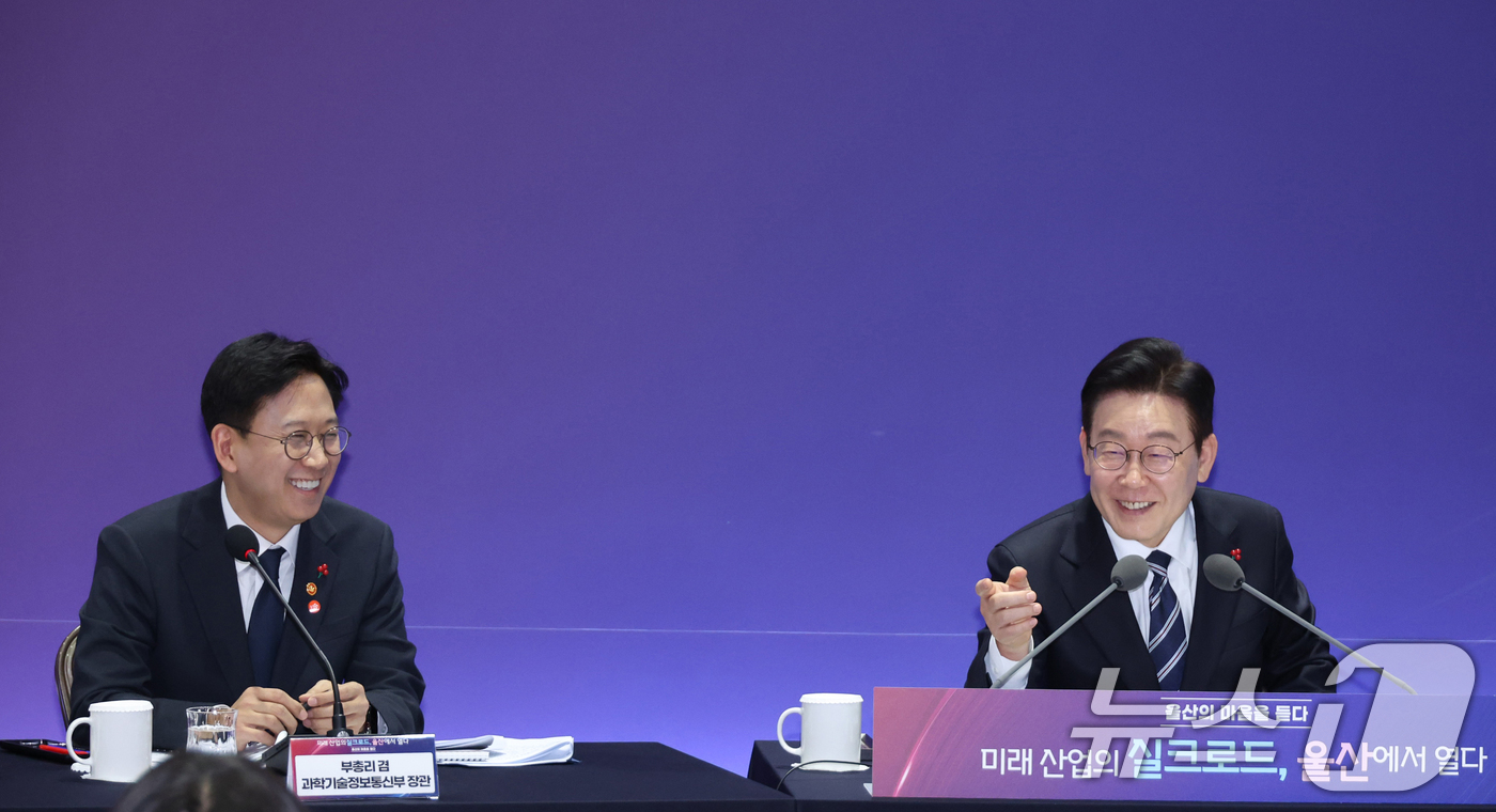 (울산=뉴스1) 허경 기자 = 이재명 대통령이 22일 울산전시컨벤션센터에서 열린 '울산의 마음을 듣다' 타운홀미팅 간담회에서 배경훈 과학기술정보통신부 장관과 울산에서 처음 만났던 …