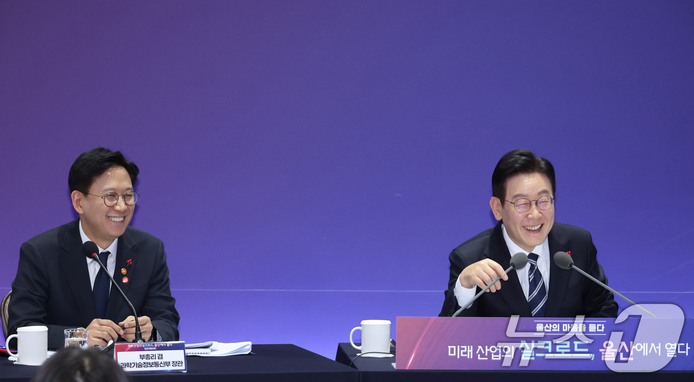 (울산=뉴스1) 허경 기자 = 이재명 대통령이 22일 울산전시컨벤션센터에서 열린 '울산의 마음을 듣다' 타운홀미팅 간담회에서 배경훈 과학기술정보통신부 장관과 울산에서 처음 만났던 …