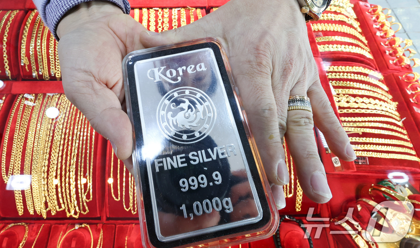 (서울=뉴스1) 최지환 기자 = 금·은 가격이 연일 고공행진하는 23일 서울 종로구 한 금은방에서 직원이 실버바를 정리하고 있다.14시 24분 기준 현물기준 금 국제 시세는 온스당 …