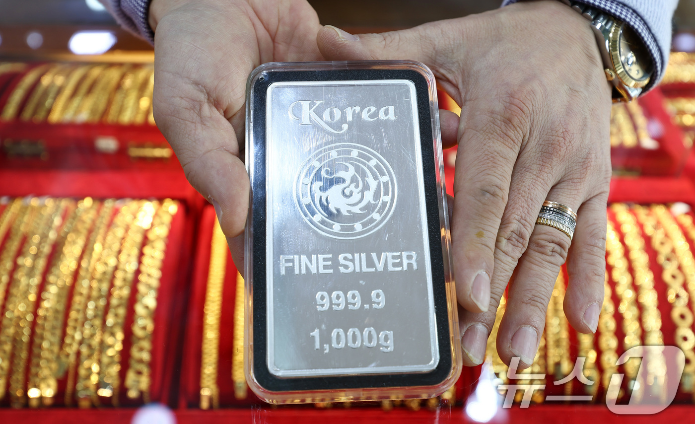 (서울=뉴스1) 최지환 기자 = 금·은 가격이 연일 고공행진하는 23일 서울 종로구 한 금은방에서 직원이 실버바를 정리하고 있다.14시 24분 기준 현물기준 금 국 시세는 온스당 …